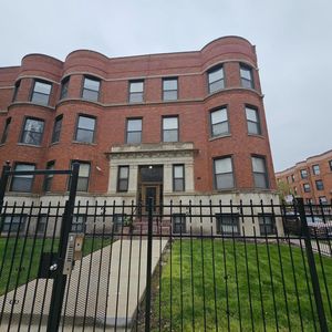 5900 S King Dr APT 2
