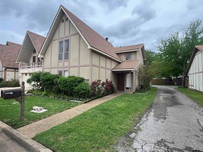 1009 Towne Lake Dr