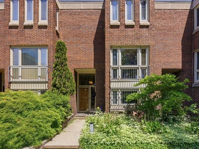 2733 S Michigan Ave #A