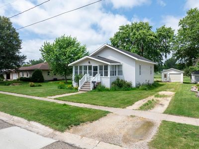 Property at 811 N Railroad St, Sumner, IA