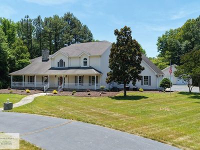 880 Robertson Ln