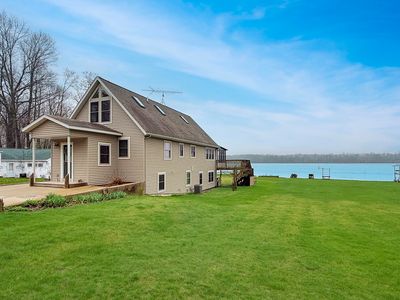 3230 Lakeview Dr