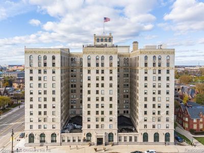 15 E Kirby St APT 811