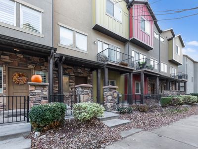 128 W Parramatta Ln