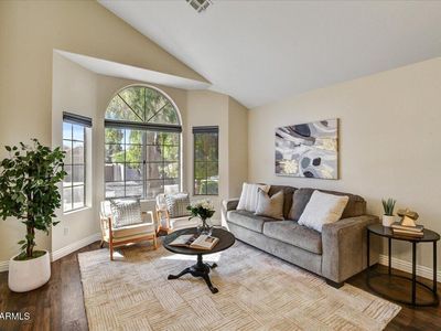 2928 E PONTIAC Drive