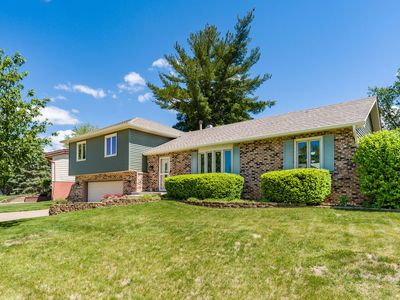 Property at 1640 Queens Dr, Bettendorf, IA