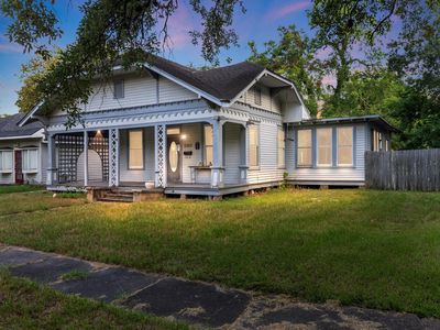 Property at 1313 6th St, Bay City, TX