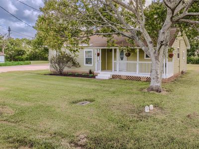 Property at 910 Brockman St, Clute, TX