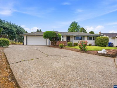 3813 Dustin Ct NE
