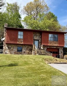 213 Hillcrest Dr
