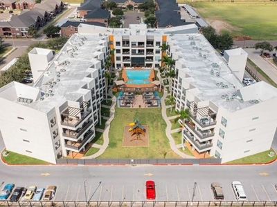 813 Travis St UNIT 205