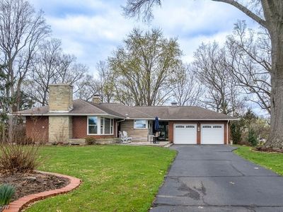 38 Meadowcrest Dr