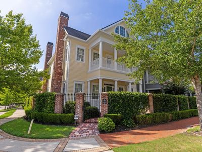 60 E Bay Blvd
