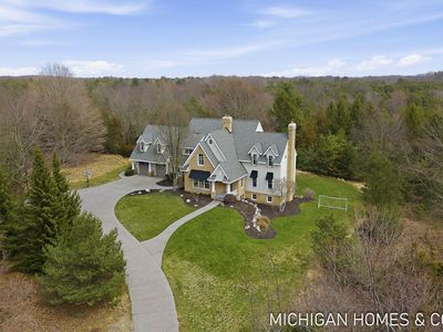 5484 Lakeshore Dr