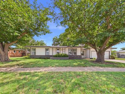 Property at 904 S Main St, Electra, TX