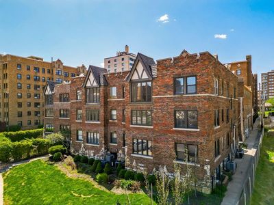 700 W 48th St APT 202