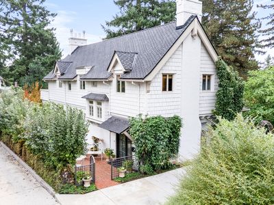 2547 SW Hillcrest Dr