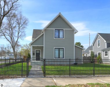 303 W 11th St