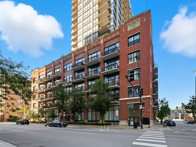210 S Desplaines St APT 807