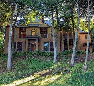 2796 Lake Shore Dr