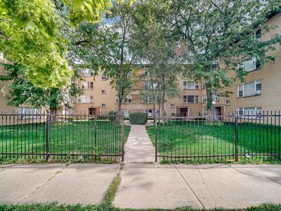 6145 N Seeley Ave APT 3B