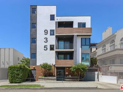 935 N Hudson Ave #401