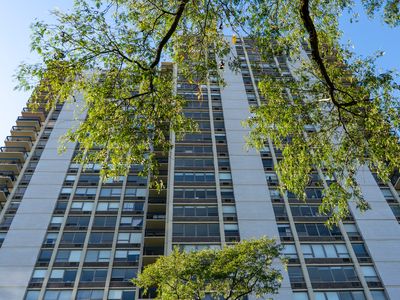 1360 N Sandburg Ter APT 912