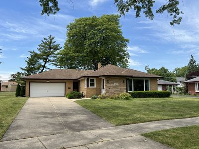 Property at 1431 E Emmerson Ln, Mount Prospect, IL