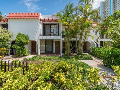 425 Grapetree Dr APT 206
