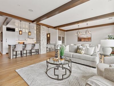 875 Lake St N APT 402