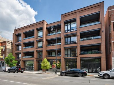 3037 N Lincoln Ave #205
