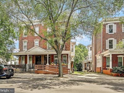 906 Dekalb St