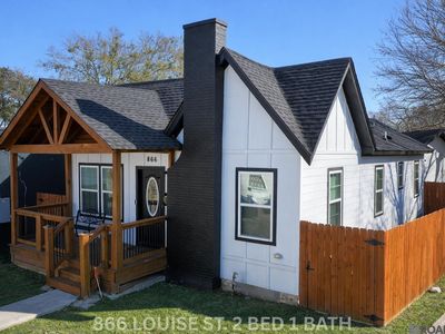 864/866 Louise St
