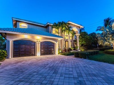 3900 NE 25th Ave