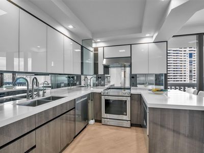 2000 Island Blvd APT 2006