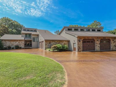 136 Lake Dr