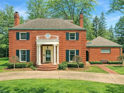 641 Fairway Dr NE