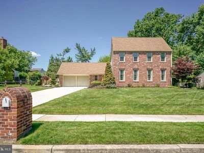 8 Brondesbury Dr