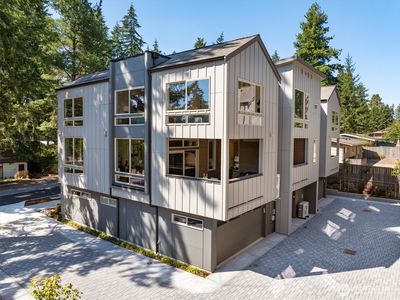 18032 - C Sunnyside Avenue N