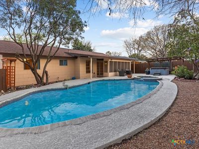 7337 Leading Oaks St