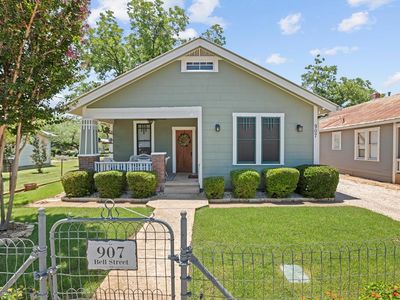907 Bell St