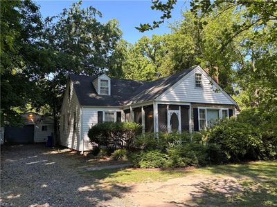 6101 Roanoke Ave