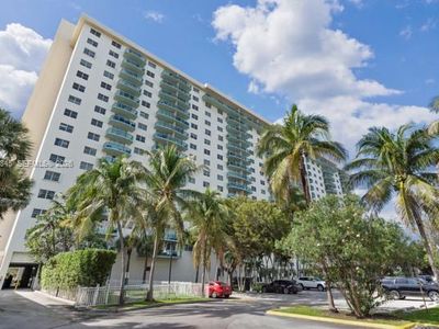 19390 Collins Ave APT 817