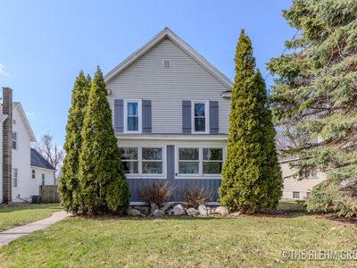 727 Emerald Ave NE