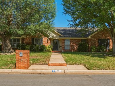 11 Hoylake Dr