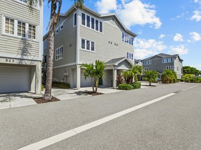 521 FOREST WAY