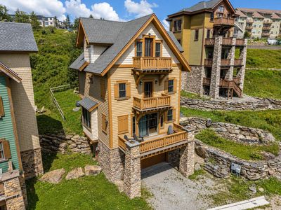 215 Meadows Dr