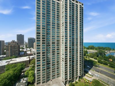 525 W Hawthorne Pl APT 2004