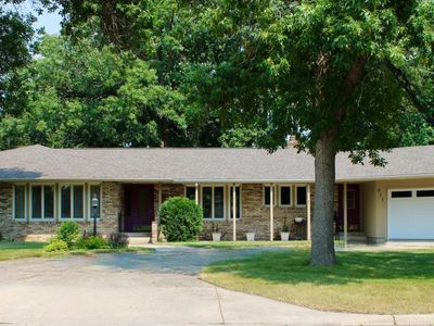 911 Oakmont Dr