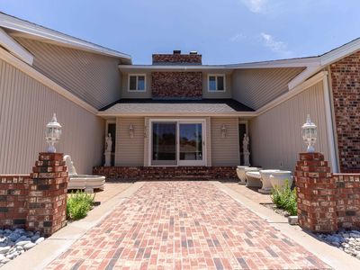 2740 Thunderbird Dr